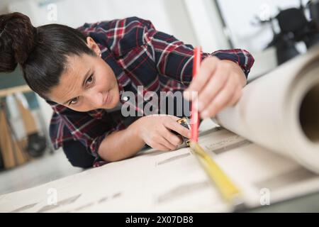 femme souriante avec mètre isolé sur blanc Banque D'Images