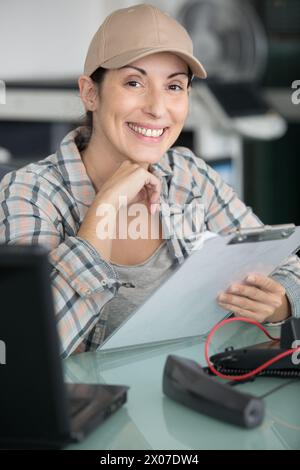 technicien heureux maintenant l'enregistrement sur le presse-papiers Banque D'Images