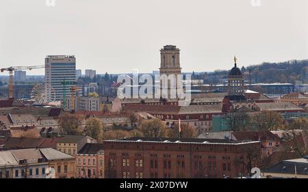 Potsdam Stadtansicht Potsdam Stadtansicht. Blick ueber die Daecher der Bandenburgischen Landeshauptstadt auf das Mercure-Hotel links, den Glockenturm der Garnisonkirche mitte und die Kuppel auf dem Gebaeude der Landesregierung Brandenburg Zentrale Vermittlung. 27.3,2024, Potsdam *** Potsdam vue sur la ville Potsdam vue sur les toits de la capitale de l'État de Brandebourg jusqu'à l'hôtel Mercure à gauche, le clocher de l'église de garnison au milieu et le dôme sur le bâtiment du standard central du gouvernement de l'État de Brandebourg 27 3 2024, Potsdam Banque D'Images