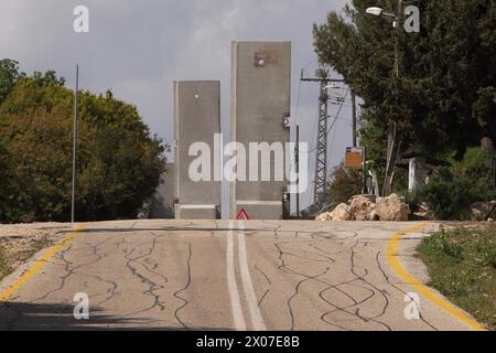 Des murs de sécurité sont placés sur le chemin de Mattat, une petite colonie communautaire située au sud de la frontière libanaise et qui a été évacuée de ses résidents depuis que les tirs transfrontaliers ont commencé avec le groupe militant du Hezbollah après les attaques du 7 octobre par des militants palestiniens de la bande de Gaza le 7 avril 9, 2024 à Mattat, Israël. Banque D'Images