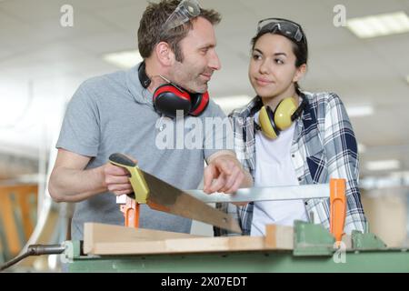 couple de charpentiers dans un atelier Banque D'Images