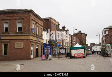 Étals de marché à Derby Street Leek, North Staffordshire Banque D'Images