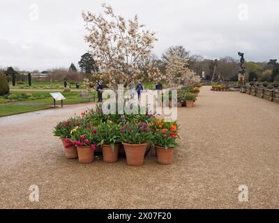 Promenade au bord du lac. Le jardin italien jardins de Trentham Banque D'Images