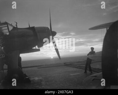 EXERCICES D'ARMEMENT AÉRIEN DE LA FLOTTE À BORD DU HMS VICTORIOUS. 1ER JANVIER 1942, EN MER AU LARGE DE HOY, PRÈS DE SCAPA. - Lever de soleil depuis le pont d'envol du HMS VICTORIOUS Banque D'Images