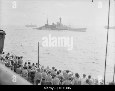 Le 3 décembre 1941, le HMS Repulse descend un convoi de troupes approchant de Singapour, permettant aux soldats de voir de près le croiseur de bataille. Banque D'Images