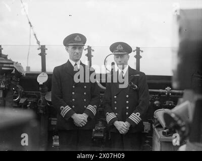 HMS Royalist, un croiseur de classe Dido, à Greenock le 3 septembre 1943. Le commandant W.E. Wilson et le capitaine M.H. Evelegh sont sur le pont. Banque D'Images