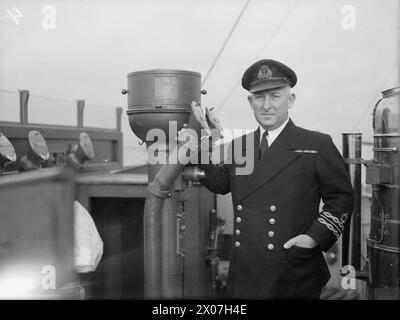 HMS HELMSDALE, FRÉGATE DE CLASSE RIVER COMMANDÉE PAR LE LIEUTENANT CDR L J SIMPSON, RNR. 14 OCTOBRE 1943, GREENOCK. - Lieutenant CdR l J Simpson, RNR, commandant de la frégate de classe River, HMS HELMSDALE Banque D'Images