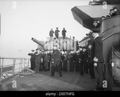 LE COMMANDANT EN CHEF DE LA FLOTTE HOME QUITTE SON POSTE. DÉCEMBRE 1940, À BORD DU NAVIRE AMIRAL, LE HMS NELSON. AMIRAL DE LA FLOTTE SIR CHARLES FORBES, ABANDONNANT SON POSTE DE C DANS C HOME FLEET POUR PRENDRE LE COMMANDEMENT DE C DANS C PLYMOUTH. L'AMIRAL JOHN CRONYN TOVEY SUCCÈDE À L'AMIRAL FORBES. - L'amiral de la flotte Sir Charles Forbes (à gauche) se tourne pour dire au revoir alors qu'il passe sur le côté du navire amiral NELSON Banque D'Images