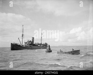 Le HMT Stella Pegasi en service actif en juillet 1943 escortant le navire Pole Star, livrant magasins et fournitures aux équipages des phares le long de la côte. Banque D'Images