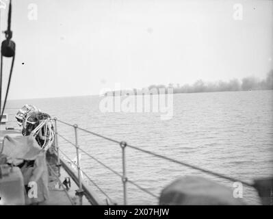 Le 12 mai 1944, le HMS Dido, escorté par des destroyers américains, effectue des tirs harcelants sur la voie Appienne près de Terracina et contre l'artillerie ennemie s'opposant à la 5e armée à Gaeta, avec l'USS Mackenzie fournissant une couverture anti-fumée. Banque D'Images