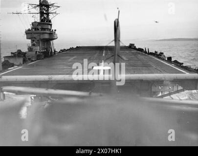 AVEC LE TRANSPORTEUR D'ESCORTE HMS SMITER. 1944, EN MER, À BORD D'UN FAIREY SWORDFISH DU TRANSPORTEUR PENDANT LA FORMATION DES OFFICIERS DE CONTRÔLE DE L'ATTERRISSAGE EN PONT, LORSQUE LES AÉRONEFS DÉCOLLAIENT ET ATTERRISSAIENT. - Regardant en arrière d'un Fairey Swordfish alors qu'il décollait du SMITER Banque D'Images