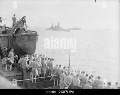 Le 3 décembre 1941, le HMS Repulse navigue le long d'un convoi de troupes approchant Singapour, permettant aux soldats de voir de près le croiseur de bataille. Banque D'Images