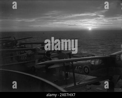 EXERCICES D'ARMEMENT AÉRIEN DE LA FLOTTE À BORD DU HMS VICTORIOUS. 1ER JANVIER 1942, EN MER AU LARGE DE HOY, PRÈS DE SCAPA. - Fairey Albacores s'est rangé sur le pont d'envol à la première aube de 1942 Banque D'Images