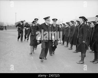 COMMANDANT EN CHEF DES APPROCHES ORIENTALES, INSPECTE LE WRNS. 13 DÉCEMBRE 1942, DANS LA RÉGION DE PLYMOUTH. - Amiral de la flotte Sir Charles Forbes, GCB, DSO, inspectant quelques Wrens (personnel du camp) à HMS FOLIOT i Forbes, Charles Morton, Forbes, Charles Morton, Royal Navy, HMS Foliot I, établissement à terre, Plymouth Banque D'Images