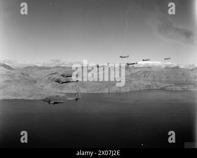 FORCE AÉRIENNE ROYALE : ITALIE, BALKANS ET EUROPE DU SUD-EST, 1942-1945. - Une formation lâche de Douglas Dakota Mark IIIS du No. 267 Squadron RAF basé à Bari, Italie, volant le long de la côte balkanique Royal Air Force, unité de maintenance, 267 Banque D'Images