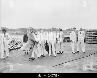 Les dirigeants indiens et arabes rendent visite au commandant en chef à bord du HMS Warease à Mombasa le 26 mai 1942, accompagné de l'amiral J. Sommerville et du contre-amiral Tennant. Banque D'Images