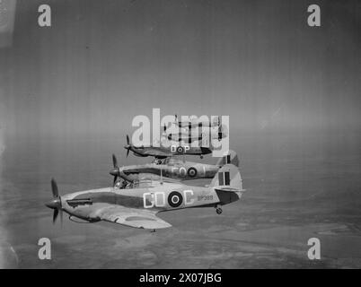 Cinq Hawker Hurricane Mark IIs tropicalisés du No. 94 Squadron RAF, stationnés à El Gamil, en Égypte, volant en formation tribord. L'avion le plus proche, le BP389 'GO-G', a ses canons extérieurs de 20 mm retirés pour des performances optimales. Les trois avions arrière sont les « MacRobert Fighters », avion de présentation remis à l'escadron en mémoire des fils de Lady Rachel MacRobert. Banque D'Images