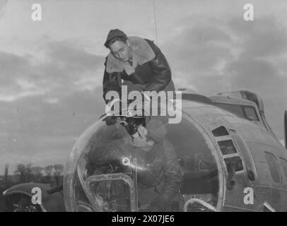 HUITIÈME ARMÉE DE L'AIR DES ÉTATS-UNIS EN GRANDE-BRETAGNE, 1942-1945 - le sergent d'état-major Elwin Kreps et le sergent technique James Minchew du 91st Bomb Group examinent les dommages causés par des éclats sur le nez d'une forteresse volante B-17. Image estampillée au revers : 'Associated Press'. [Timbre] 'passé pour publication le 7 mars 1944' [timbre]. '309690' [Censor no].légende imprimée au verso : 'Battle of Berlin.la photo d'Associated Press montre le S/Sgt Elwin W. Kreps, le Ball Turret Gunner et le T/Sgt James W. Minchew sur le dessus du nez, examinent les dégâts de flak au retour de leur première mission au-dessus de Berlin hier 6 mars 1944. GLE 265600AIR(Boeing).' Prin Banque D'Images