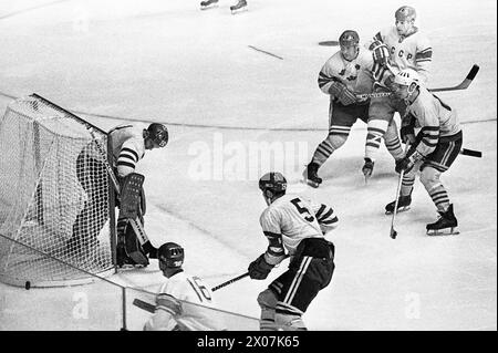 Championnat du monde de hockey sur glace i Stockholm Suède 1961.le gardien de but suédois Leif Honken Holmqvist sauve un tir du no 16 soviétique Vladimir Petrov Bert-Ola Nordlander no5 est en retard soviétique Un Maltsev prend Lars-Erik Sjöberg Suède perdu avec 4-2 Banque D'Images