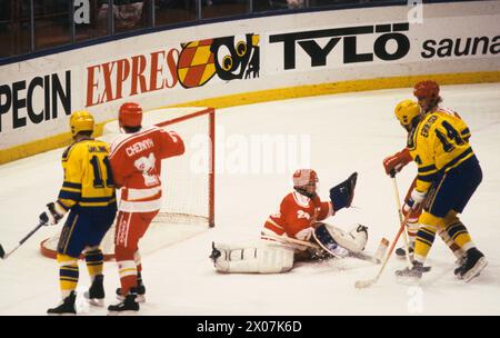 Championnat du monde de hockey sur glace 1989.Suède-Soviétique Peter Eriksson Suède tire contre Artur Irbe dans le but soviétique J Öhling /11/ et A Chernych /21/ Banque D'Images