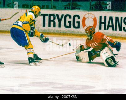 CHAMPIONNAT DU MONDE DE HOCKEY SUR GLACE À STOCKHOLM 1989.Sweden-Soviet,Kent Nilsson joueur suédois tire à Artur Irbe dans le but soviétique qui sauve Banque D'Images