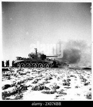 CHAR 'COMET' SUR LA GAMME - légende originale en temps de guerre : le 29e BDE blindé de la 11e Division blindée a été équipé d'un nouveau char, le 'Comet'. Ce char est équipé d'un nouveau canon à 17 pdr qui a une puissance de pénétration beaucoup plus grande que l'ancien canon à 17 pdr. Ces photos montrent la 'Comet' tirant son nouveau canon sur la gamme lors d'un tir d'entraînement par 29 ARMD BDE. Négatif photographique, Armée britannique, 21e groupe d'armées Banque D'Images