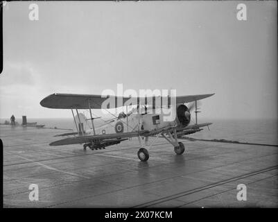 LA ROYAL NAVY PENDANT LA SECONDE GUERRE MONDIALE - Un avion Fairey Swordfish du 816e Escadron décollant du pont d'envol du HMS TRACKER pour un balayage anti-sous-marin dans la Royal Navy de l'Atlantique Nord, HMS Tracker, Escort Carrier, (1942), Royal Navy, Fleet Air Arm, Naval Air Sqdn, 816 Banque D'Images