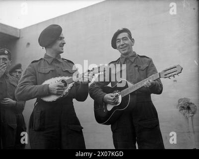 Le 5 janvier 1943, les Royal Marines qui combattent à Salerne divertissent leurs camarades au Royal Marine Depot à Deal, Kent, en utilisant une mandoline et une guitare italiennes. Banque D'Images