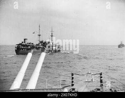 Un convoi part pour l'Afrique du Nord le 14 avril 1943, avec parmi eux un navire américain Liberty, escorté par la Royal Navy et des avions alliés. Le convoi transporte du pétrole et des fournitures pour les forces alliées en Afrique du Nord. Banque D'Images