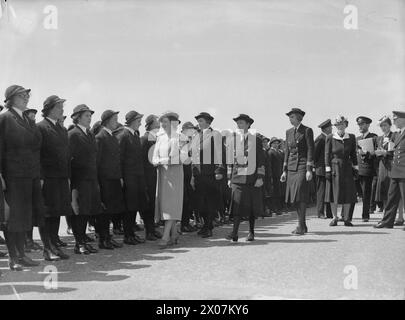 VISITE ROYALE DES ÉTABLISSEMENTS NAVALS À DEVONPORT. 7 MAI 1942. LE ROI ET LA REINE ONT EFFECTUÉ UNE VISITE D'INSPECTION DES ÉTABLISSEMENTS NAVALS, À DEVONPORT. - La Reine inspecte les équipages des bateaux WRNS sur le quai Banque D'Images