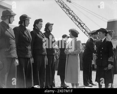 VISITE ROYALE DES ÉTABLISSEMENTS NAVALS À DEVONPORT. 7 MAI 1942. LE ROI ET LA REINE ONT EFFECTUÉ UNE VISITE D'INSPECTION DES ÉTABLISSEMENTS NAVALS, À DEVONPORT. - La Reine inspecte les équipages des bateaux WRNS sur le quai Banque D'Images