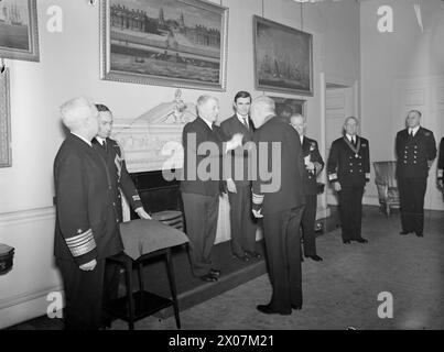 LES AMIRAUX AMÉRICAINS ONT REÇU LES INSIGNES DE L'ORDRE LE PLUS HONORABLE DU BAIN. 1ER FÉVRIER 1944, LA SALLE DES POISSONS, MAISON DE L'AMIRAUTÉ. LE PREMIER SEIGNEUR DE L'AMIRAUTÉ, MR A. V ALEXANDER, A PRÉSENTÉ AU CONTRE-AMIRAL ALAN G KIRK, USN, ET AU CONTRE-AMIRAL JOHN L HALL, USN, LES INSIGNES DE L'ORDRE DU BAIN. - Le premier Lord de l'Amirauté, le très honorable A V Alexander, remet au contre-amiral John l Hall, USN, l'insigne de l'ordre du bain. Sur le Dias avec le premier Seigneur se trouve l'ambassadeur des États-Unis, l'honorable J. G. Winant, et sur la droite se trouve le premier Seigneur de la mer, l'amiral de la flotte, l'amiral Banque D'Images