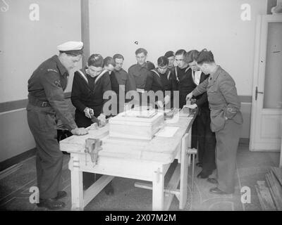 DANS UN CENTRE NAVAL D'ÉDUCATION DES ADULTES. FÉVRIER 1945, NAPLES. - Hommes recevant l'instruction dans la salle de menuiserie Banque D'Images