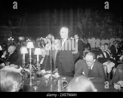 DÎNER DU CONSEIL D'ADMINISTRATION DE L'AMIRAUTÉ AUX PREMIERS MINISTRES DE L'EMPIRE. 8 MAI 1944, DANS LE PAINTED HALL DU ROYAL NAVAL COLLEGE GREENWICH. LE DÎNER ÉTAIT EN L'HONNEUR DES PREMIERS MINISTRES DE L'AUSTRALIE, DU CANADA, DE L'AFRIQUE DU SUD ET DE LA NOUVELLE-ZÉLANDE, ET ÉTAIT PRÉSIDÉ PAR LE PREMIER LORD DE L'AMIRAUTÉ, M. A. V ALEXANDER. - M. J. H. Curtin, premier ministre de l'Australie, s'exprimant lors du dîner Banque D'Images