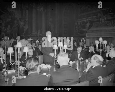 DÎNER DU CONSEIL D'ADMINISTRATION DE L'AMIRAUTÉ AUX PREMIERS MINISTRES DE L'EMPIRE. 8 MAI 1944, DANS LE PAINTED HALL DU ROYAL NAVAL COLLEGE GREENWICH. LE DÎNER ÉTAIT EN L'HONNEUR DES PREMIERS MINISTRES DE L'AUSTRALIE, DU CANADA, DE L'AFRIQUE DU SUD ET DE LA NOUVELLE-ZÉLANDE, ET ÉTAIT PRÉSIDÉ PAR LE PREMIER LORD DE L'AMIRAUTÉ, M. A. V ALEXANDER. - M. Peter Fraser, premier ministre de Nouvelle-Zélande, s'exprimant au cours du dîner, à droite est M. Amery, à gauche M. A. V. Alexander Banque D'Images