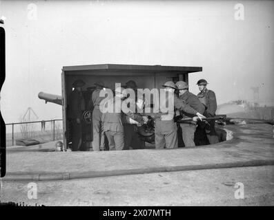 L'ARMÉE BRITANNIQUE AU ROYAUME-UNI 1939-45 - artilleurs de la Royal Artillery équipant un canon de défense côtière de 6 pouces à Felixstowe, 1939 British Army, Royal Artillery Banque D'Images