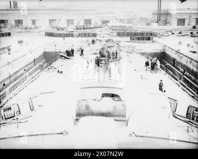 Le HMS Repulse est exposé en cale sèche lors d'une remise en état en 1940, en cours d'entretien et de réparation. Banque D'Images