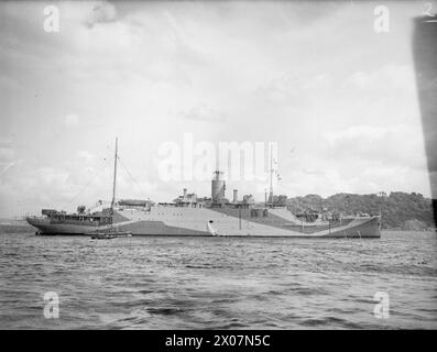 Le HMS Artifex, à l'origine un paquebot Cunard, a été converti en navire de réparation de base, vu en vue large à Plymouth le 18 mai 1944. Banque D'Images