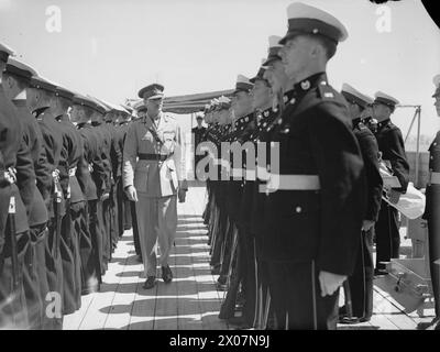 Le 21 avril 1942, le duc de Gloucester inspecte la Royal Marine Guard of Honour à bord du HMS Cleopatra à Alexandrie, examinant les navires et les établissements navals. Banque D'Images