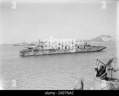 LES PETITS NAVIRES ALLEMANDS SE RENDENT. MAI 1945, ANCÔNE, ITALIE. DIVERS PETITS NAVIRES ET ENGINS QUI AVAIENT OPÉRÉ DANS L'ADRIATIQUE ONT ÉTÉ AMENÉS DANS LE PORT ITALIEN APRÈS LA REDDITION. - Un des briquets allemands «F» remis (navire flak) Banque D'Images