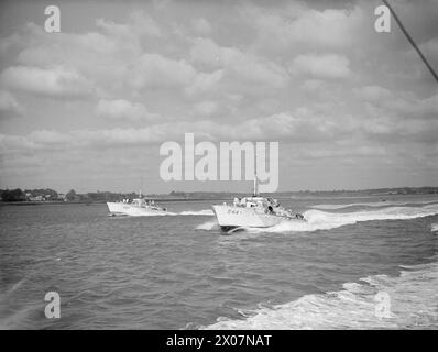 AVEC UNE FLOTTILLE VTT. 6 OCTOBRE 1944, FELIXSTOWE. VTT DE LA 21E FLOTTILLE SOUS LE COMMANDEMENT DU LIEUTENANT GEORGE J MACDONALD, DSO, DSC ET 2 BARS, RNZNVR, DE WELLINGTON, NOUVELLE-ZÉLANDE. L'ENGIN EST CONSTRUIT PAR VOSPER. - Vosper VTT à vitesse Royal Navy, VTT 233, Motor Torpedo Boat, (1942), Royal Navy, VTT 296, torpille à moteur, (1942) Banque D'Images