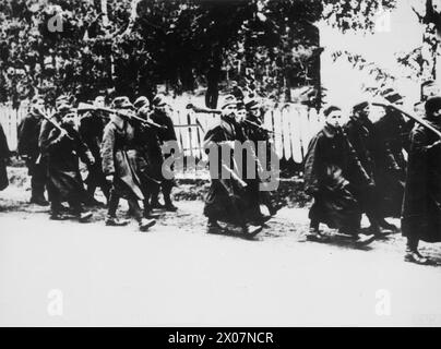 L'INVASION GERMANO-SOVIÉTIQUE DE LA POLOGNE, 1939 - les prisonniers de guerre polonais sont envoyés dans un camp de prisonniers de guerre après la capitulation de Varsovie, 11 octobre 1939 Armée polonaise, Armée allemande Banque D'Images