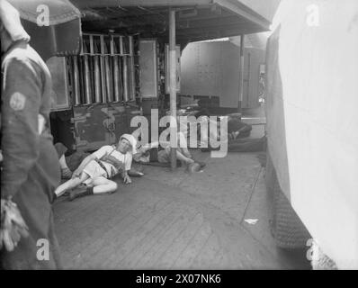 Au cours de l'opération Pedestal en août 1942, le HMS Manchester subit des attaques aériennes et sous-marines. Le 12 août, un équipage de canons de 4 pouces se reposa à bord du navire pendant une accalmie dans les combats. Banque D'Images
