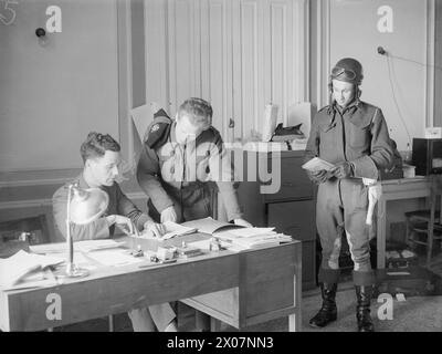 DANS UN CENTRE NAVAL D'ÉDUCATION DES ADULTES. FÉVRIER 1945, NAPLES. - Mandaté un maître d'école A J Mortimer, BA, RN, montrant le prospectus du centre à Marine McLoughlin de Rochdale Banque D'Images