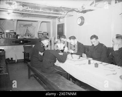 ROYAL MARINES DANS LE DUC D'YORK. JUIN 1943, DANS LES EAUX DU NORD. - Royal Marine Barracks, ou mess, à bord du HMS DUKE OF YORK Banque D'Images