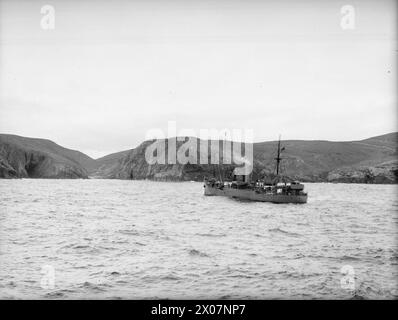 En juillet 1943, le HMT Stella Pegasi escorte le navire Northern Lights Pole Star lors de l'atterrissage de magasins et de fournitures pour les équipages des phares le long de la côte. Banque D'Images