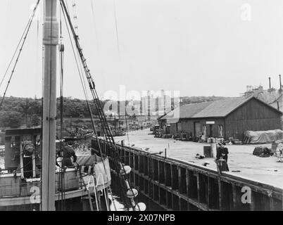 En juillet 1943, le HMT Stella Pegasi escorte le navire Pole Star tout en livrant des magasins et des fournitures aux équipages des phares le long de la côte, accostant au port de Stornaway. Banque D'Images