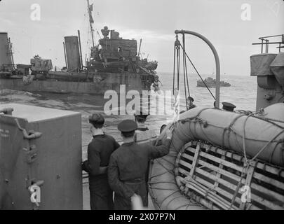 LE DESTROYER HMS EXPRESS EST ENDOMMAGÉ. 1940, À BORD DU HMS KELVIN ALORS QU'IL ALLAIT À L'AIDE DU DESTROYER ENDOMMAGÉ ET A PRIS À BORD DES SURVIVANTS. - HMS KELVIN près du HMS EXPRESS. La plus grande partie de son arc a été emportée Banque D'Images