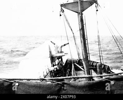 LA ROYAL NAVY PENDANT LA SECONDE GUERRE MONDIALE - les grandes mers brisent l'avion catapulte d'un navire marchand armé catapulte (CAM) vu du pont. Des Hawker Sea Hurricanes spécialement renforcés sont utilisés, mais il est souvent nécessaire que les équipages au sol effectuent des réparations en cours pour permettre à un avion de s'envoler après avoir rencontré des coups de vent de l'Atlantique Banque D'Images