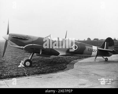 Le Supermarine Spitfire Mark VC, série EE627, construit par Westland, a été achevé à Yeovil, Somerset et a servi avec le No. 602 Squadron RAF à partir d'octobre 1942, rejoignant plus tard le No. 29 Squadron et plusieurs unités d'entraînement opérationnel. Banque D'Images